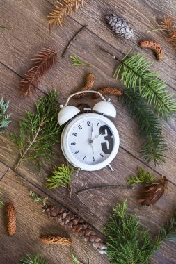 çalar saat ahşap zemin üzerinde