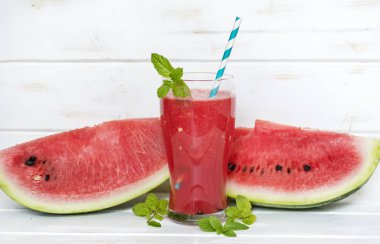 beyaz masa nane ile taze karpuz içki güler yüzlü.