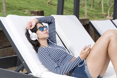 Güzel kadın inanılmaz arka plan üzerinde rahatlatıcı