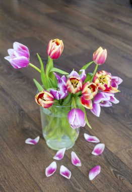 buket pembe laleler ve leylak ahşap arka plan üzerinde