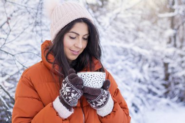 Güzel kadın kış Mountain.Winter tatil sıcak çay içme