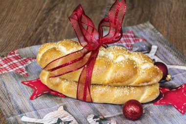 Kırmızı Noel süslemeleri ile süslü ekmek örgüsü 
