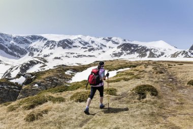 Dağlarda yürüyüş yapan bir kadın.