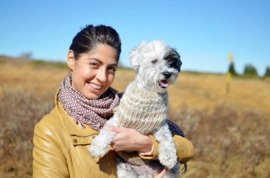 Onu sevimli Havanese köpek sonbahar sarı Forest.Owner ve köpek mutlu birlikte sarılma gülümseyen güzel kadın 