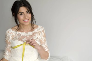 güzel gelin düğün elbisesini ölçme