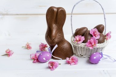 Çikolata Paskalya tavşanı ve ahşap arka plan üzerinde yumurta