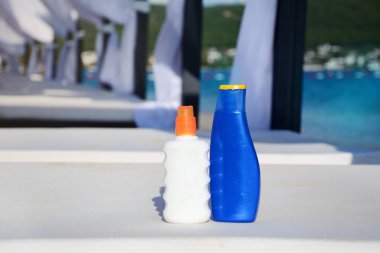 Güneş beach.summer güneşlenmek - güneş yağı üzerinde iki şişe