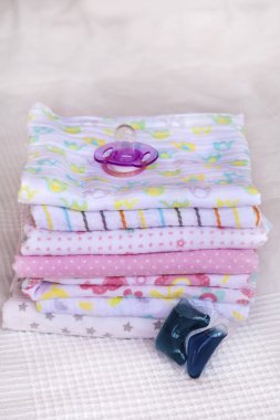 Giysi yıkama için çamaşır kapsül. Çocuk bezi