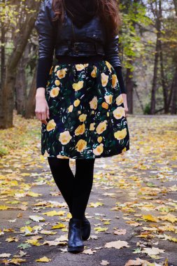 Parkta duran kadının düşük bölümü