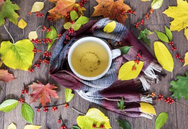 Sonbahar sonbahar yaprakları ve iki bardak Tea.Morning zaman. Natürmort kavramı.