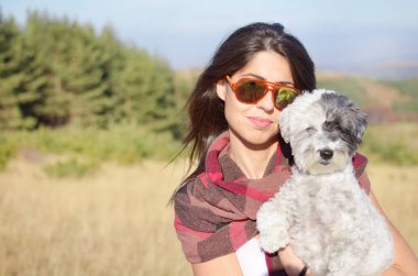 Onu sevimli Havanese köpek sonbahar sarı Forest.Owner ve köpek mutlu birlikte sarılma gülümseyen güzel kadın 