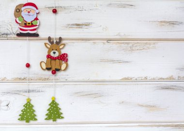 Beyaz ahşap arka plan üzerinde geleneksel Noel süslemeleri