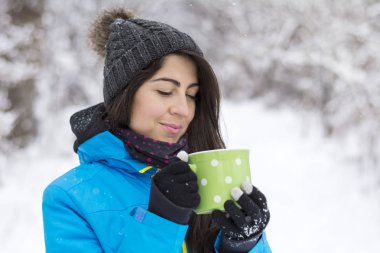 Güzel kadın kış Mountain.Winter tatil sıcak çay içme