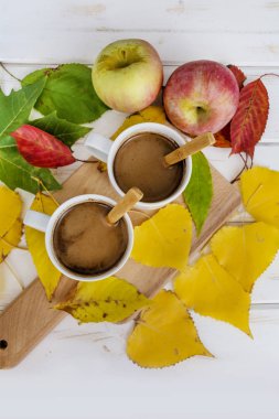 Sıcak çikolata, elma ve sonbahar yaprakları