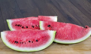 Ahşap arka planda karpuz dilimleri