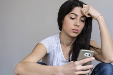 cep telefonu kullaranarak güzel üzgün genç kadın