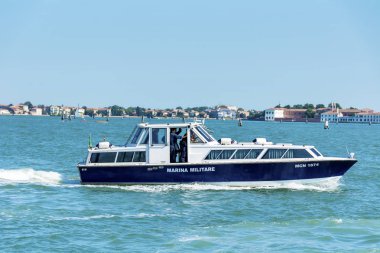 Venice, İtalya - 15 Haziran 2015: Carabinieri polis teknesi ile polis memurları Venedik, Ital