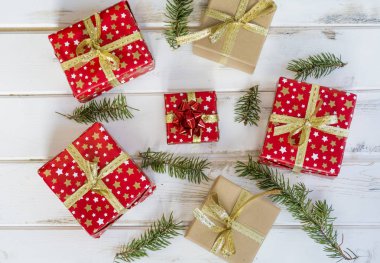 Kırmızı ve altın Noel kutuları