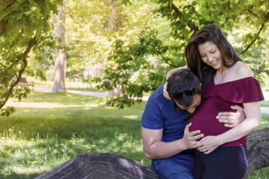 Genç çift bebek bekliyor.