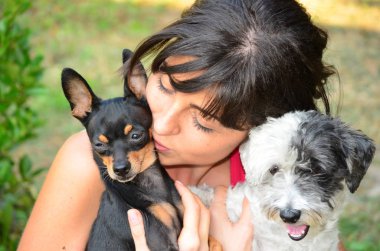 güzel kız iki küçük köpek sarılma