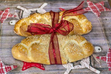 Kırmızı Noel süslemeleri ile süslü ekmek örgüsü 