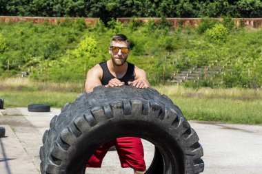  Genç ve kaslı adam açık spor salonunda 