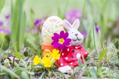 Paskalya dekorasyonu - yumurta ile tavşan 