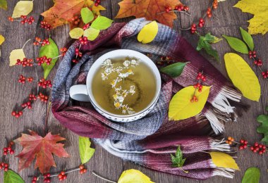 Sonbahar sonbahar yaprakları ve iki bardak Tea.Morning zaman. Natürmort kavramı.
