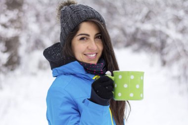 Güzel kadın kış Mountain.Winter tatil sıcak çay içme