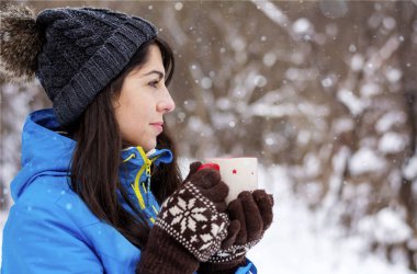 Kış ceketli mutlu beyaz kadın açık havada poz 