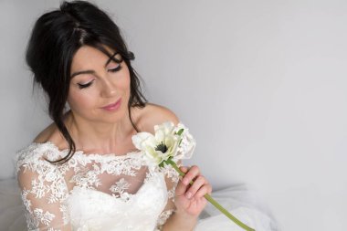 Güzel gelin. Düğün saç ve makyaj. Stüdyo vurdu