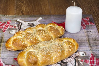 Kırmızı Noel süslemeleri ile süslü ekmek örgüsü 