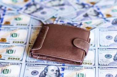 ABD Doları yığınlarının üzerinde kahverengi deri cüzdan 