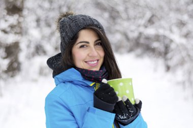 Güzel kadın kış Mountain.Winter tatil sıcak çay içme