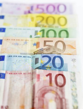 Euro para, 200,100, 50, 20 ve 10 beyaz bir arka plan üzerinde