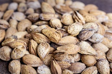 Badem fındık kabuğu arka planda