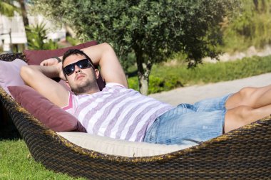 Güneş gözlüğü rahat adam açık havada uyku 