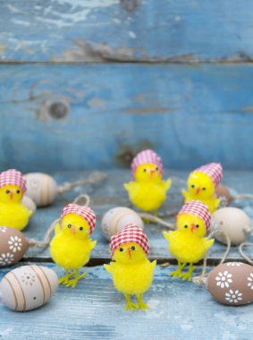 Paskalya yumurtaları ve bunny mavi ahşap arka plan üzerinde. Paskalya dekorasyon