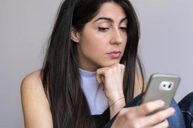 cep telefonu kullaranarak güzel üzgün genç kadın