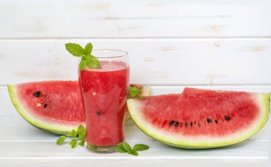 beyaz masa nane ile taze karpuz içki güler yüzlü.