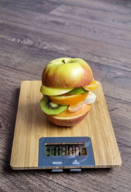 Meyve mutfak ölçekli ile yaratıcı sağlıklı Apple Burger. Sağlıklı beslenme kavramı