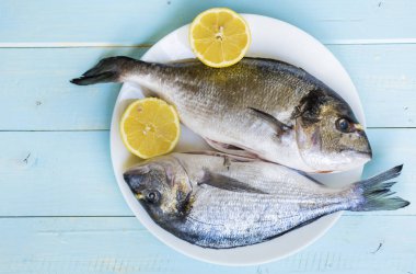 buket kırmızı lale ile Günaydın mesaj kart