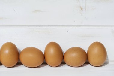 yumurta beyaz ahşap zemin üzerinde