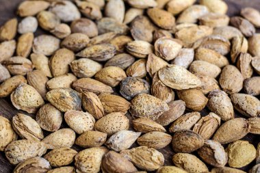 Badem fındık kabuğu arka planda