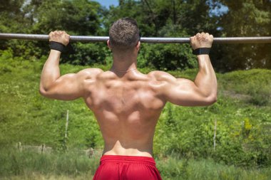  Genç ve kaslı adam açık spor salonunda 