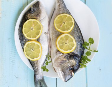 buket kırmızı lale ile Günaydın mesaj kart