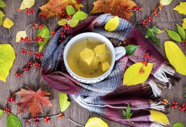 Sonbahar sonbahar yaprakları ve iki bardak Tea.Morning zaman. Natürmort kavramı.