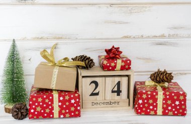 Beyaz ahşap arka plan üzerinde geleneksel Noel süslemeleri