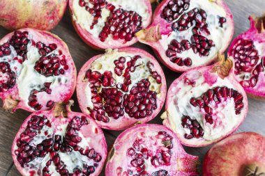 Arka plan üzerinde kırmızı suyu nar