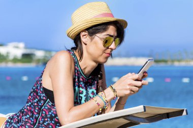 Güzel kadın inanılmaz arka plan üzerinde rahatlatıcı